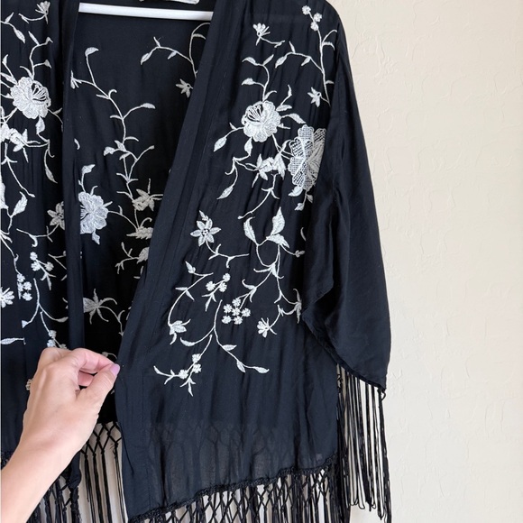 Abercrombie & Fitch Fringe Embroidered Black and White Floral Kimono Western - Picture 4 of 8
